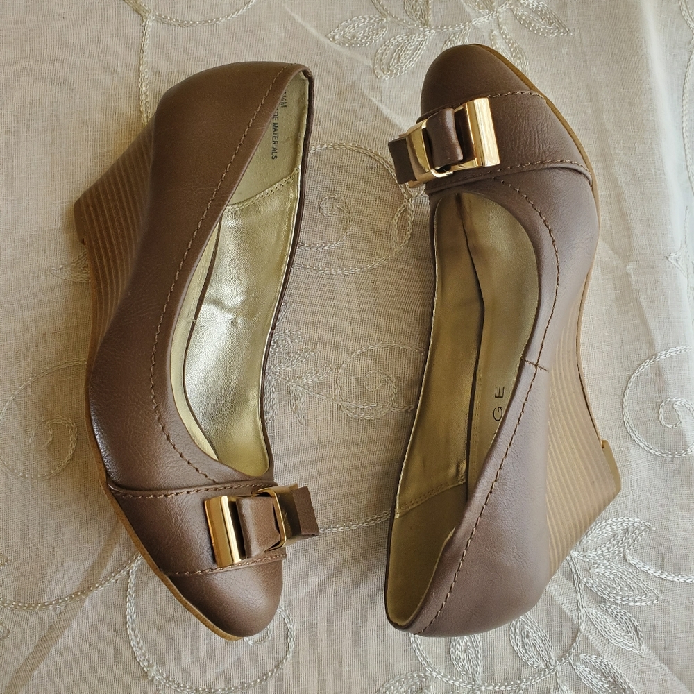 Women's Wedges Heels Bow Brown Gold Rampage Sz 6.5
